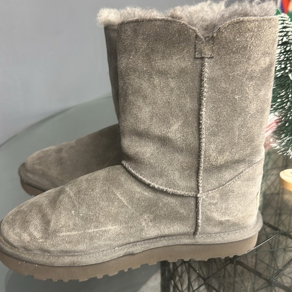 Selling grey Pair of Uggs .Size US WOMENS size 6. - Picture 3 of 7